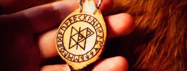 Runen auf dem Amulett des Glücks
