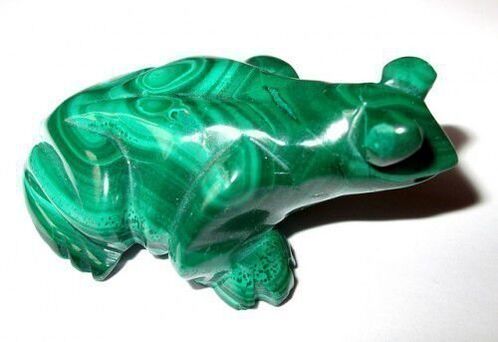 grüner Malachitfrosch in Form eines Amuletts des Glücks
