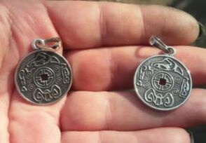 Studie über zwei königliche Amulette zum Thema Fälschung